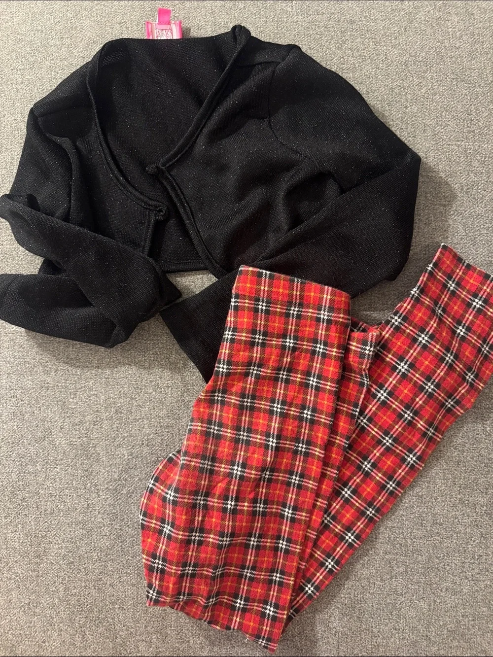 5/$15- Girl’s outfit size medium